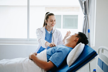 Obraz premium Caucasian doctor smiling take care of a young patient in hospital. Friendly nurse or therapeutic treat client Professional medical service concept.
