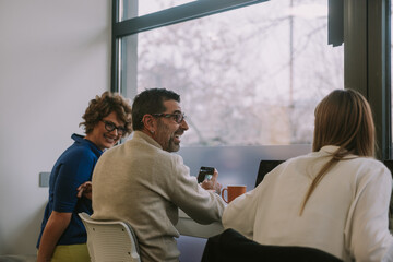 Obraz premium There Caucasian colleagues having fun at work while working together