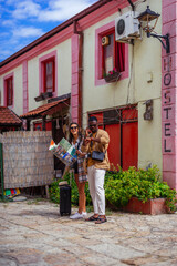 Obraz premium Tourism in the city. Happy friends