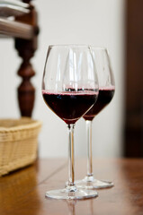 Lampka wina, romantyczny wypad, w apartamencie, w hotelu