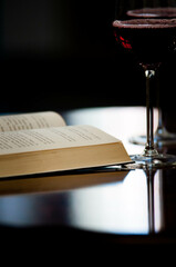 Książka i wino, lampka wina, czytanie książek - obrazy, fototapety, plakaty