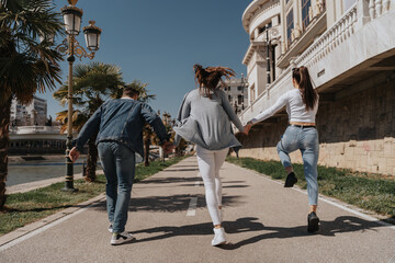 Obraz premium Friends jumping and running