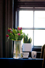 Kwiaty w hotelu, kawa i ciastka, apartamenty, tulipany w wazonie, kwiaty w wazonie - obrazy, fototapety, plakaty
