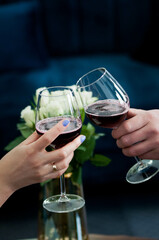 Lampka wina, romantyczny wypad, w apartamencie, w hotelu