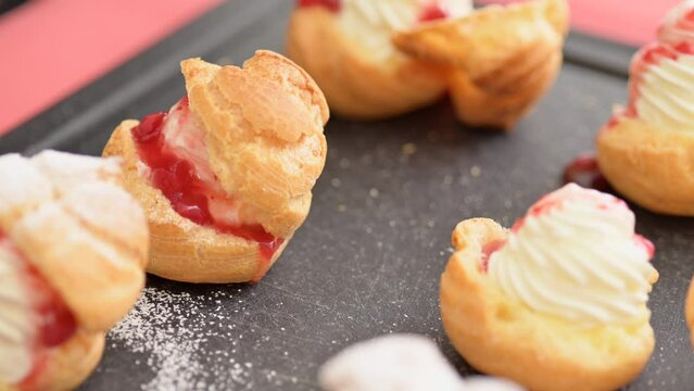 焼きがったシュー生地にクリームとジャムを挟んで仕上げる