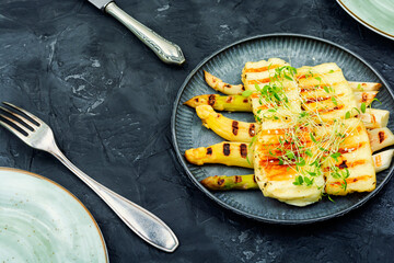 Grilled white asparagus with halloumi cheese