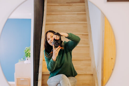 Photographe dans un miroir autoportrait 