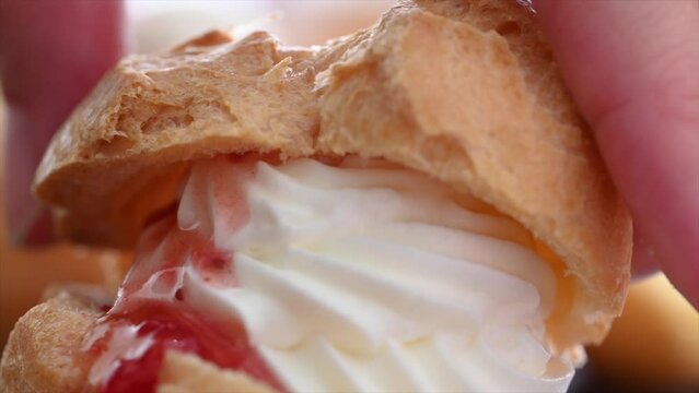 生クリームとジャムをサンドした美味しそうなシュークリーム