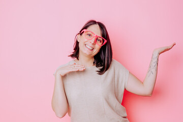 Femme heureuse avec lunettes roses