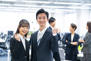 スーツを着た若手日本人
