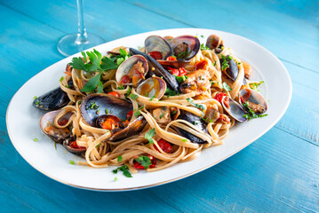 Vassoio di deliziose linguine con frutti di mare, cibo italiano 