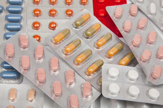 verschiedene Schmerzmittel in Form von Tabletten,Pillen und Kapseln in Blisterverpackungen