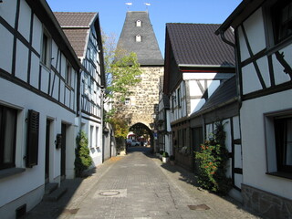 Gasse mit Neutor in Erpel