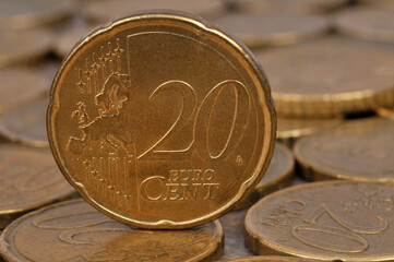 Pièce de vingt cents d'euro en gros plan posée sur un fond de pièces