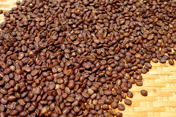 Top view of brown coffee beans, Roasted coffee beans background, Texture freshly roasted coffee beans. - 592228888