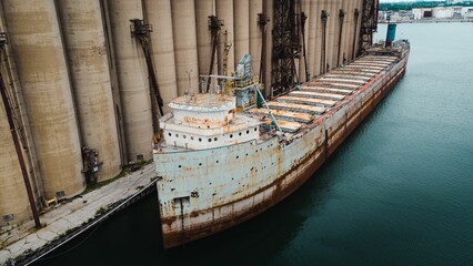 Fototapeta na wymiar Closeup shot of an abandoned ship in the Illinois International Port
