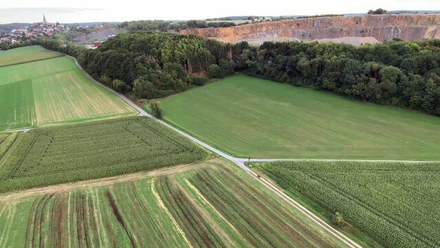 Luftaufnahme von landwirtschaftlichen Nutzfl&auml;chen bei Warburg