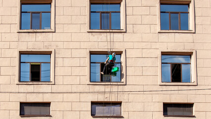 Window washing at altitude, industrial mountaineering