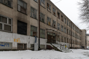 Szkoła podstawowa 239 i jej zdewastowany opuszczony budynek w Warszawie przy ulicy Złotej, - obrazy, fototapety, plakaty