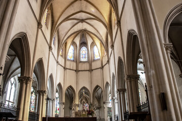 Fototapeta premium Saint-Vaast-la-Hougue. Chœur et autel de l'église Saint-Vaast Manche. Normandie 