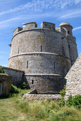 Fototapeta na wymiar Saint-Vaast-la-Hougue. Le fort construit sur l'île de Tatihou face à la ville Manche. Normandie 