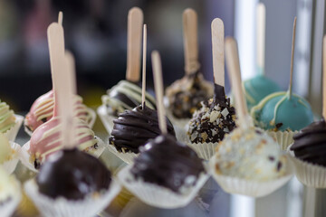 Cake pops. Mini cake on a stick. Сake on showcase.