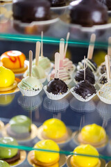 Cake pops. Mini cake on a stick. Сake on showcase.