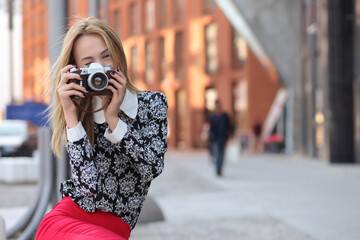 Obraz premium woman with an old film camera on the street