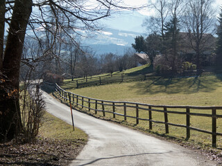 Wanderweg an einer Pferdekoppel auf dem hohen Peissenberg in Oberbayern