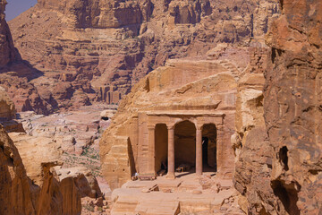 Petra w Jordanii. Ruiny starożytnego miasta w skale na tle pustynnych gór. - obrazy, fototapety, plakaty