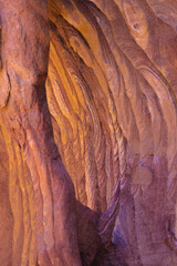 Petra w Jordanii. Pustynne formacje skalne z różnymi teksturami.