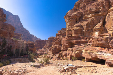 Petra w Jordanii. Pustynne formacje skalne na tle błękitnego, bezchmurnego nieba.