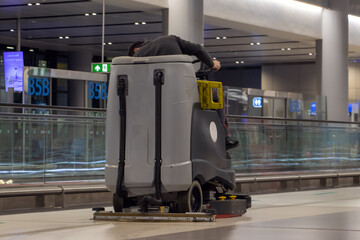 Night cleaning with the help of mechanization in the hall