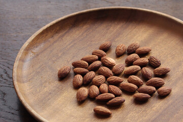 木の器に入ったアーモンドのイメージ