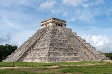Fototapeta na wymiar Chichen Itza - El Castillo - Kukulcan Pyramid