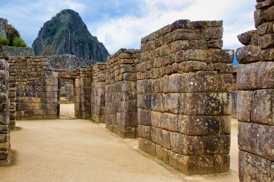 Machu Picchu, UNESCO World Heritage Site, gate in the ruined city of the Incas with the Mount Huayana Picchu, Andes Cordillera, Urubamba province, Cusco, Peru