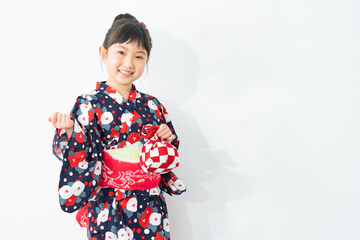 浴衣を着た日本人の女の子