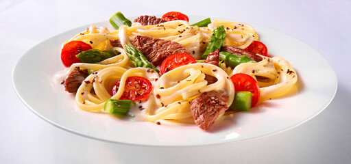 Pasta mit Spargel und Kirschtomaten plus Rind