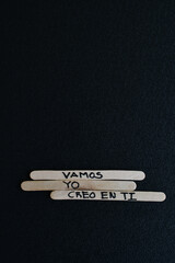 Pensamientos positivos para mejorar el autoestima. Espacio para texto en la parte superior. Toma Vertical.