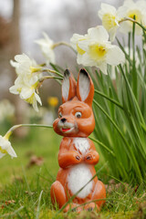 Osterhase mit Frühlingsblumen