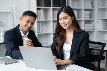 Obraz premium Businessteam collaboration and planning with executive team sharing goal, vision and idea together.