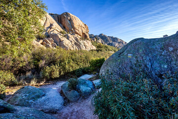 Obraz premium Sendero entre rocas de granito