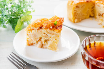 カットした林檎ヨーグルトケーキ