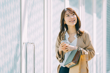 ショッピングを楽しむ笑顔の日本人女性