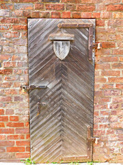 Holztür mit der Aufschrift Volkskunsttor- Schnitzerstube