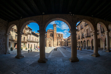 Plaza Mayor y catedral de Sigüenza vista desde los soportales de piedra