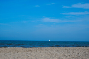 Obraz na płótnie Canvas sailboat on the beach