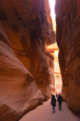 Petra w Jordanii. Wąska ścieżka między pustynnymi skałami. © rogozinski