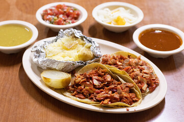 Tacos de carne al pastor con papa asada 