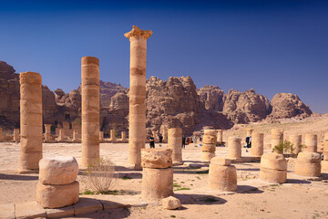 Petra w Jordanii. Ruiny kolumn na pustyni.